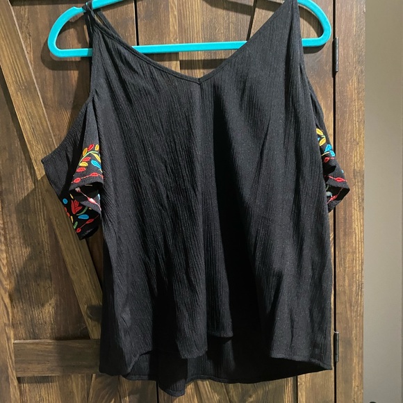 A.Byer Size M Embrioned Flowers Black T-shirt Blouse Cut Open Shoulder Off Shoul - Picture 5 of 6